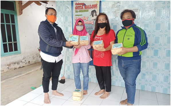 Penyerahan Daging Qurban kepada Koordinator Waria WPA Turen